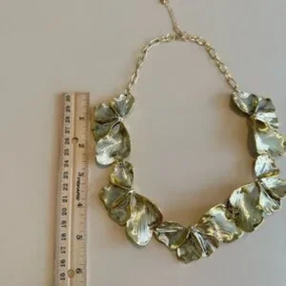 Elegant Gold Floral Necklace? N1472
